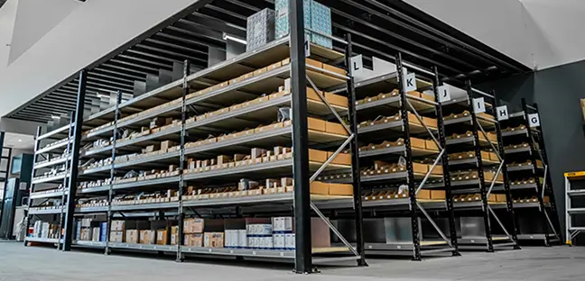 Long span shelving system for storing bulky items, cartons, and parts in warehouse storage areas